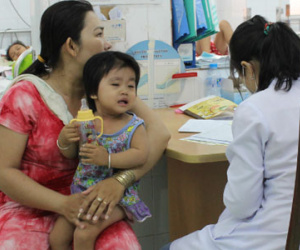 Sai lầm nguy hiểm khi trẻ tiêu chảy