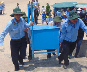 Cấm ăn nhậu ở bãi biển: Mặc chống đối; Vũng Tàu cương quyết làm sạch