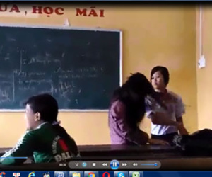 Đuổi học nữ sinh lớp 10 tát bạn túi bụi giữa lớp vì... ghen