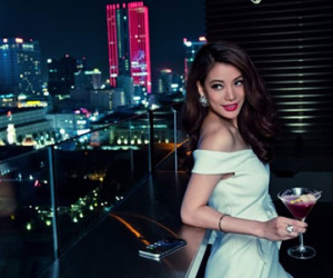 Trương Ngọc Ánh gợi cảm với đầm cúp ngực