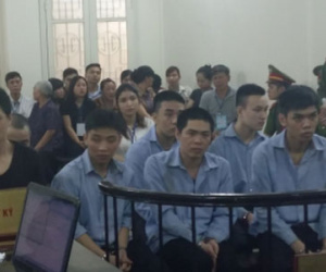 Vợ gào khóc bất lực nhìn chồng bị nhóm côn đồ truy sát