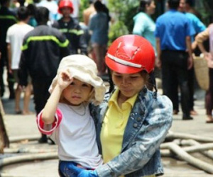 Cháy sát lớp mầm non, cô giáo bế hàng chục bé tháo chạy