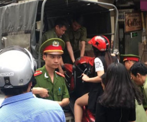 Cô gái trẻ nhất quyết ngồi trên xe để bị "xách lên thùng"