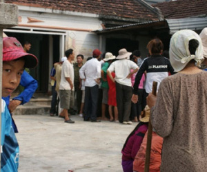 Đưa con đi học xong, về nhà cha mẹ treo cổ tự tử
