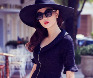 Dương Yến Ngọc dạo phố với đầm đen cổ điển
