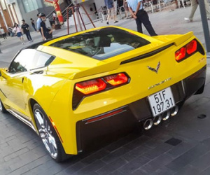 Hàng hiếm Corvette C7 Stingray đầu tiên ra biển trắng