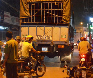 Lạc tay lái, 2 phụ nữ bị xe tải tông nguy kịch