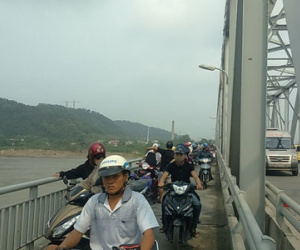 Mẹ ôm con gái 4 tháng tuổi nhảy cầu Bến Thủy tự vẫn