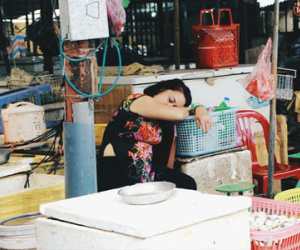 Những dãy hàng bán hải sản ở chợ Hà Nội hiu hắt ế dài, họ biết kêu ai?