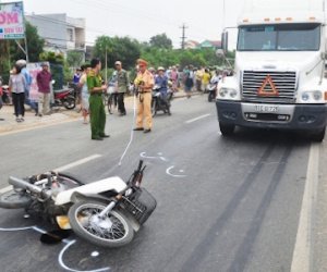 Tai nạn liên hoàn, Quốc lộ 1A kẹt cứng gần 2 giờ