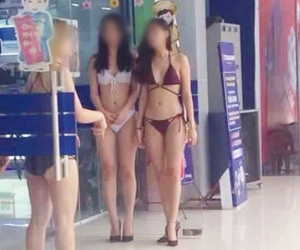 Các cô gái trẻ mặc bikini đứng tiếp thị sản phẩm tại siêu thị điện máy nổi tiếng ở Hà Nội