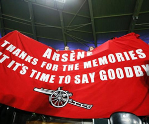 Chịu áp lực lớn, Arsene Wenger quay sang chỉ trích CĐV