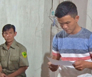 Gã rửa xe "lên đời" thành công an để về quê... lấy oai!