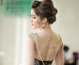 Huyền My khoe đường cong với váy 230 triệu