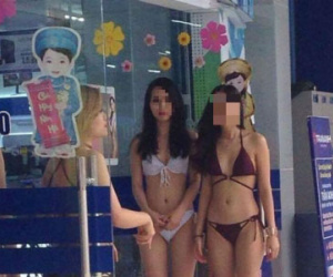 Mặc bikini bán hàng tại Hà Nội: Họ sẽ là người thành đạt