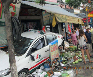 Taxi gây tai nạn liên hoàn, 3 người bị cuốn vào gầm, 2 người bị húc văng