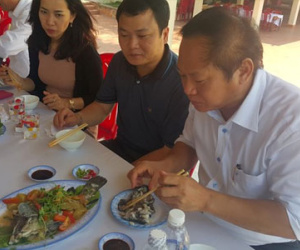 Bộ trưởng Thông tin và Truyền thông ăn hải sản ở Quảng Bình
