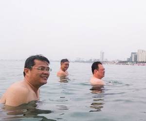 Cán bộ Đà Nẵng mời người dân tắm biển cùng