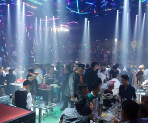 Cảnh sát bao vây quán bar, dân chơi Sài Gòn nhốn nháo