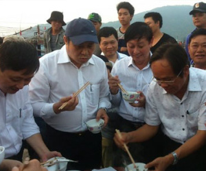 Chủ tịch UBND Đà Nẵng ăn cá nục hấp ngay cảng cá