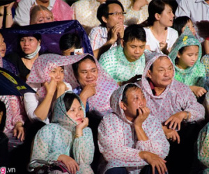 Khán giả đội mưa xem khai mạc Festival Huế 2016