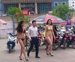 Mặc bikini quảng cáo điện máy: Lỗi ở PG hay cửa hàng?