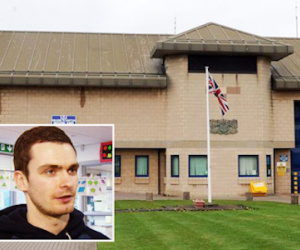 Adam Johnson học nghề uốn tóc trong tù