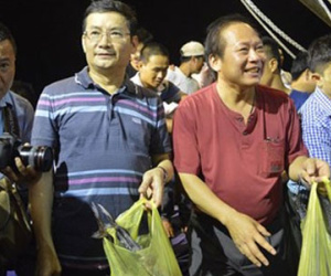 Bộ trưởng và lãnh đạo Quảng Bình xuống cảng bán cá giúp dân