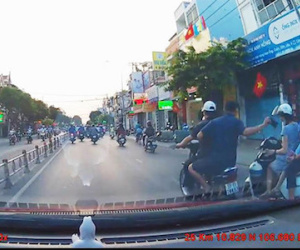 Cảnh cướp giật táo tợn trên đường phố