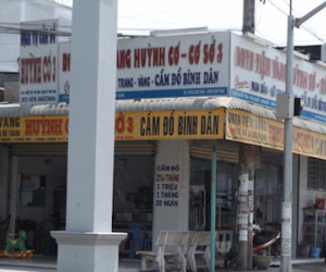 Chủ tiệm vàng mắc bẫy thanh niên tráo tiền USD