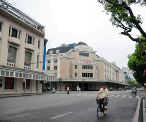 Chùm ảnh: Hà Nội thanh bình, vắng lặng sáng 1/5