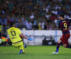 Ghi bàn thứ 35 ở Liga, Suarez bỏ xa Ronaldo trong cuộc đua Giày vàng