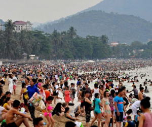 Hàng nghìn du khách đổ về bãi biển Nha Trang