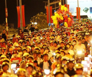Người Sài Gòn đổ về trung tâm chơi lễ
