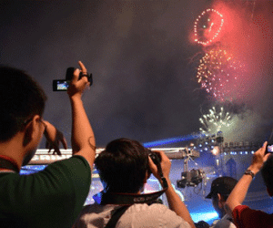 Phóng viên khốn khó tác nghiệp tại Carnaval Hạ Long 2016