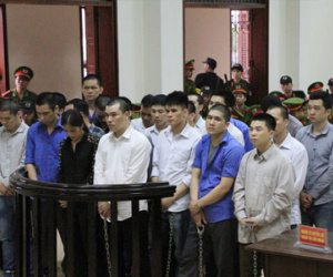 Tuyên án 22 bị cáo vận chuyển trái phép hàng trăm ôtô