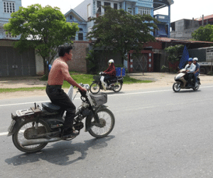 Hà Nội: Kinh hoàng chứng kiến “soái ca” cởi trần đứng lái xe máy