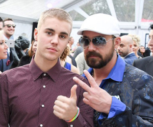 Justin Bieber kém vui khi tham dự tiệc đính hôn của bố