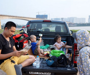 Lái xe bán tải vi vu ra bãi sông Hồng dã ngoại