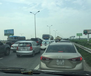 Ôtô gặp sự cố liên tiếp, cao tốc Pháp Vân - Cầu Giẽ ùn dài