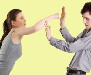 Ra tòa ly hôn vẫn lấm lét sợ... bị vợ đánh