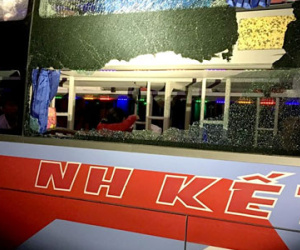 Xe khách bị ném vỡ kính, hàng chục người hoảng loạn