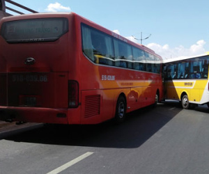2 xe khách va chạm, đuổi nhau, tài xế làm loạn đường phố