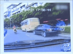Clip: Mẹ bất cẩn, con 2 tuổi rơi khỏi cửa sổ xe buýt khi đi du lịch