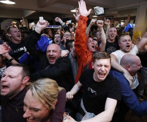 Fan Leicester trắng đêm ăn mừng chiến thắng