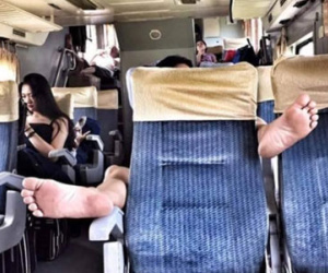 Những bàn chân "xấu xí" trên các chuyến tàu xe