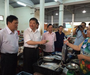 Phó chủ tịch Đà Nẵng đi chợ mua cá sạch lúc rạng sáng