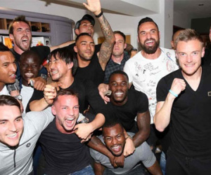 Sao Leicester vỡ òa mừng chiến thắng tại nhà Jamie Vardy