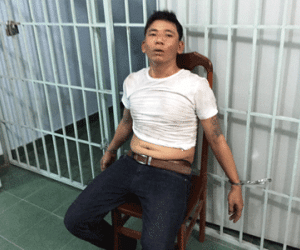 Vây bắt đối tượng dùng 2 con dao khống chế đôi vợ chồng già