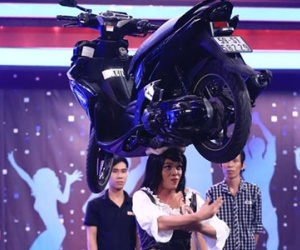 Chàng trai đồng tính mưu sinh bằng màn biểu diễn "đội xe máy lên đầu" trong các đám ma